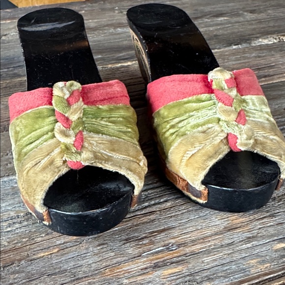 Vintage 1942 handmade & signed hand carved dragon wood wedges with velvet upper - Picture 4 of 10